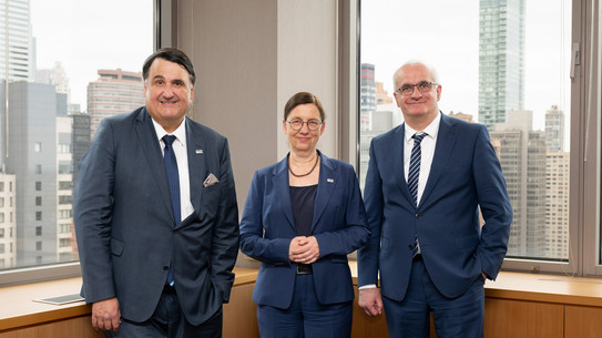 Foto der drei UA Ruhr-Rektoren Paul (li.) und Bayer (r.) sowie -Rektorin Albert (m.), aufgenommen in einem Eck-Büro vor Wolkenkratzer-Kulisse in New York