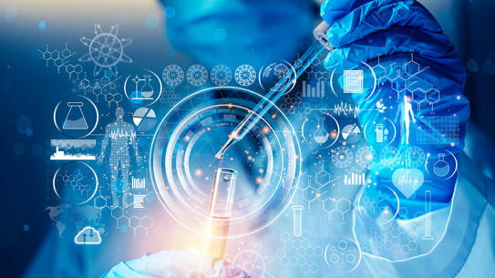 In blau gehaltene Foto-/Grafik-Kombination, auf der als Hauptmotiv eine Person in Laborbekleigung mit einer Pipette Flüssigkeit in ein Reagenzglas füllt. Vor dem Motiv sind zahlreiche Symbole und Icons aus der Chemie und anderen Wissenschaften abgebildet.