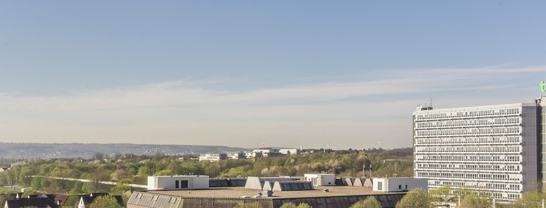 Der Campus Nord ist abgebildet. Im Zentrum des Bildes der Mathetower.