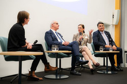 Foto: Auf einer Bühne sitzen Prof. Barbara Albert, Rektorin der Universität Duisburg-Essen, Prof. Martin Paul, Rektor der Ruhr-Universität Bochum und Prof. Manfred Bayer, Rektor der Technischen Universität Dortmund, auf Stühlen und sprechen miteinander.