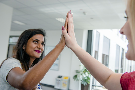 High Five zwischen zwei Frauen