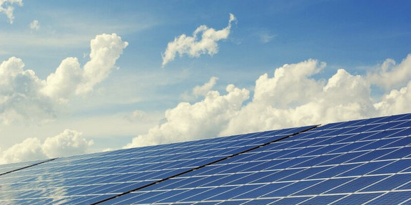 Foto: Ein Foto einer Photovoltaikanlage vor blauem Himmel.