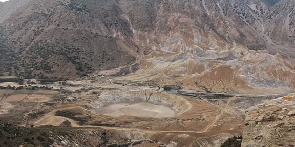Methanogenese Eine bergige Landschaft und ein Tal. In dem Tal befindet sich ein großer Krater.