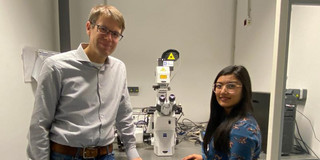 Zwei Menschen stehe im Labor.