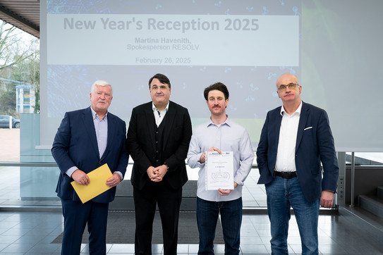 Klaus Engel, Mitglied des Bochumer Hochschulrats, der Bochumer Rektor Prof. Martin Paul, Preisträger Elie Benchimol und der TU-Rektor Prof. Manfred Bayer (v.l.).