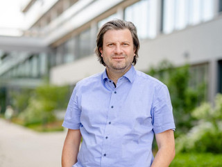 Portrait photo of Prof Dr Alfred Ludwig from the Ruhr University Bochum.