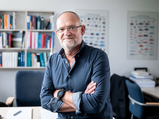 Portrait von Herrn Prof. Dr. Bernd Sures von der Universität Duisburg-Essen in seinem Büro.