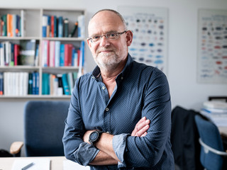 Portrait von Herrn Prof. Dr. Bernd Sures von der Universität Duisburg-Essen in seinem Büro.