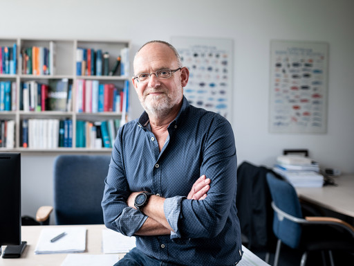 Portrait of Prof Dr Bernd Sures from the University of Duisburg-Essen in his office.