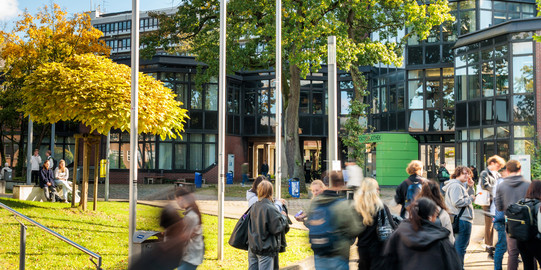 Studierende vor der Fachbibliothek LK am Campus Duisburg der Universität Duisburg-Essen.