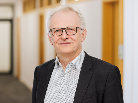 Portraitfoto von Prof. Dr. Friedrich Balke von der Ruhr-Universität Bochum.