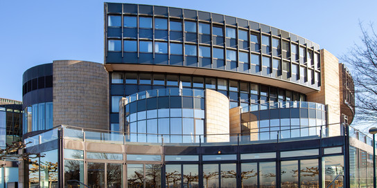 Ein Foto, das Landtagsgebäude des Landtags NRW in Düsseldorf zeigt.