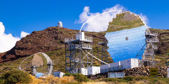 MAGIC-Teleskope auf La Palma, ein kleines und großes, futuristisch wirkendes, verspiegeltes Teleskop