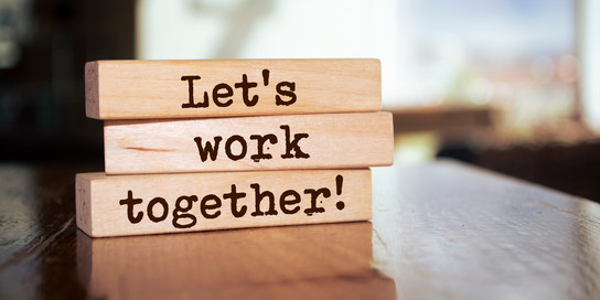 Drei Holzbalken, auf denen Text steht