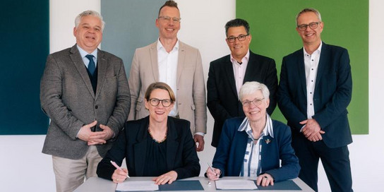 Gruppenfoto bei einer Unterzeichnung