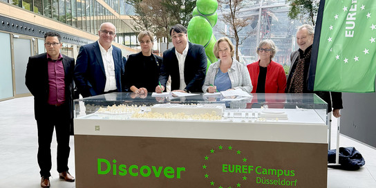 Gruppe von Menschen vor dem EUREF-Schild