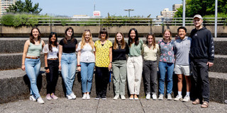 Foto: Ein Gruppenfoto mit neun Studierenden und zwei Mitarbeitenden der Ruhr-Universität Bochum auf dem Campus. 