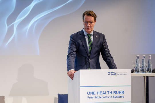 Der Ministerpräsident des Landes Nordrhein-Westfalen, Hendrik Wüst, steht am Rednerpult und eröffnet feierlich das Research Center One Health Ruhr im November 2024.