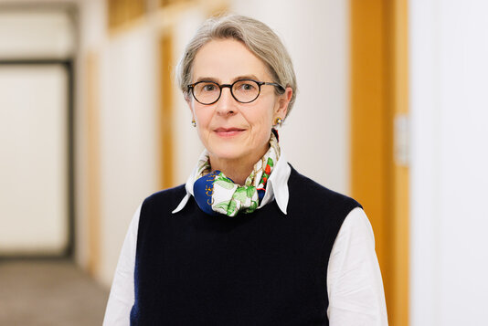 Portraitfoto von Frau Prof. Dr. Julika Griem vom Kulturwissenschaftliches Institut Essen.